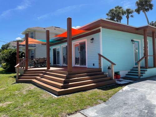Stylish Intercoastal Blue Bungalow Close To Beach