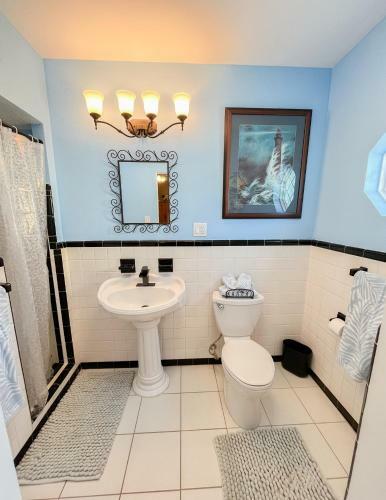 Stylish Intercoastal Blue Bungalow Close To Beach