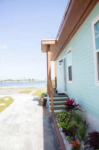 Stylish Intercoastal Blue Bungalow Close To Beach