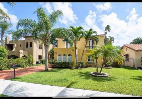 Historic Florida 4 Bedroom Home With Pool, Parking