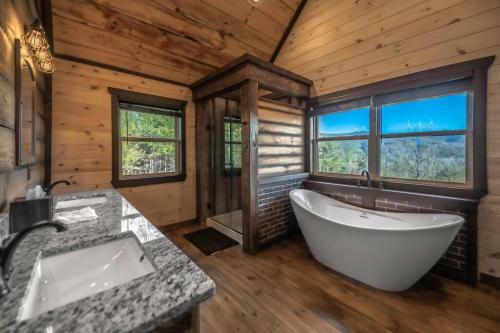 Paradise Found Mtn View Hot Tub, Wi Fi, Pool Table