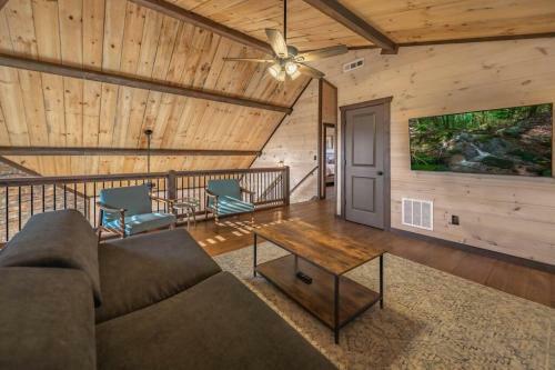 Paradise Found Mtn View Hot Tub, Wi Fi, Pool Table