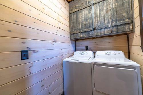 Paradise Found Mtn View Hot Tub, Wi Fi, Pool Table