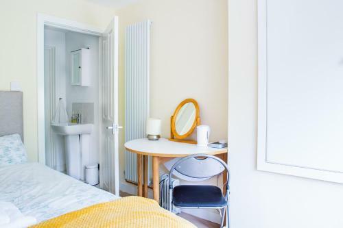 Apartamento New Snug Double Ensuite In Central Forest Row