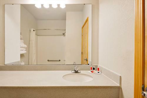 Posada Modern Inn & Suites - Lawrenceburg