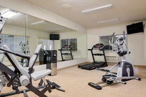 Posada Modern Inn & Suites - Lawrenceburg