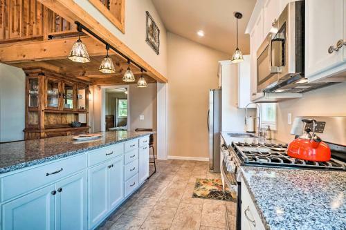 Tranquil Cabin With Gorgeous Views And Fire Pit!