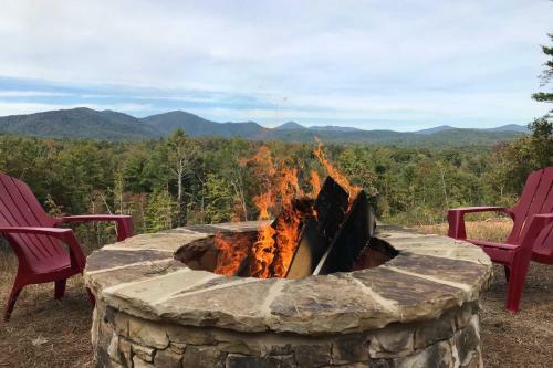 Tranquil Cabin With Gorgeous Views And Fire Pit!