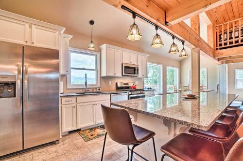 Tranquil Cabin With Gorgeous Views And Fire Pit!