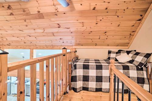 Tranquil Cabin With Gorgeous Views And Fire Pit!