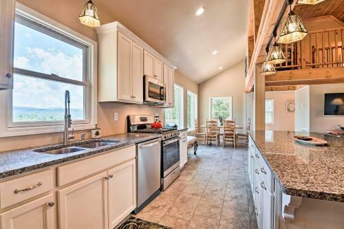 Tranquil Cabin With Gorgeous Views And Fire Pit!