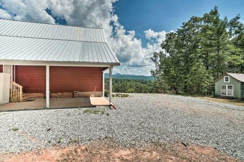 Tranquil Cabin With Gorgeous Views And Fire Pit!