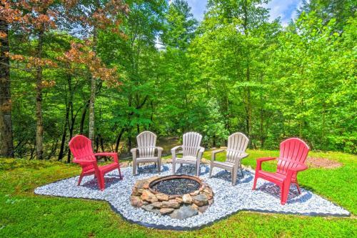 Riverside Dahlonega Home With Kayaks And Fire Pit