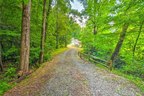 Riverside Dahlonega Home With Kayaks And Fire Pit