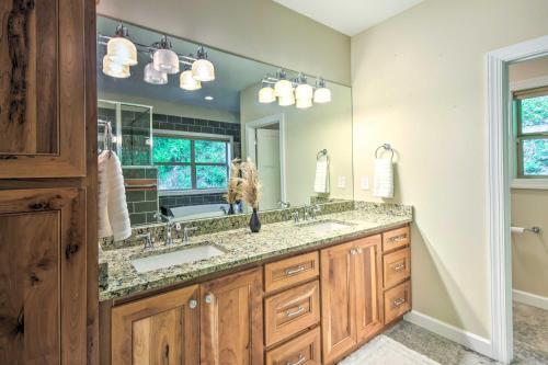 Riverside Dahlonega Home With Kayaks And Fire Pit