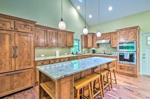 Riverside Dahlonega Home With Kayaks And Fire Pit