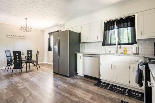 Modern, Spacious, And Comfy 3 Bedroom Home