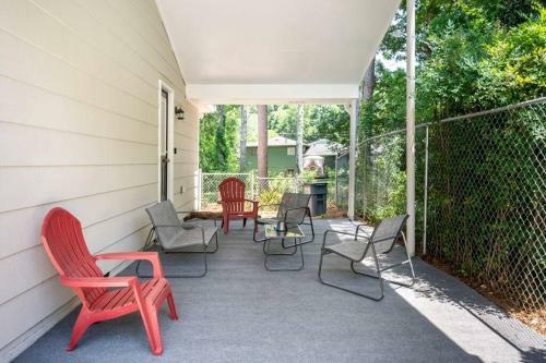 Modern, Spacious, And Comfy 3 Bedroom Home