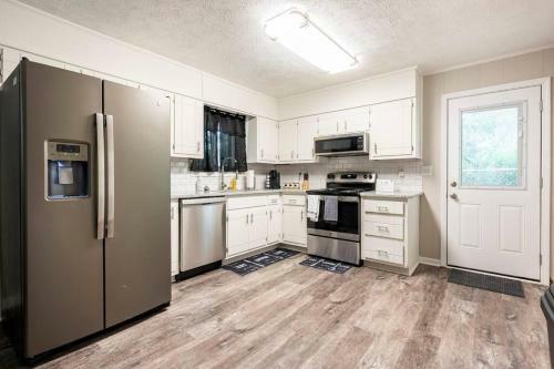 Modern, Spacious, And Comfy 3 Bedroom Home