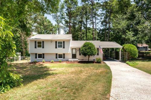 Modern, Spacious, And Comfy 3 Bedroom Home