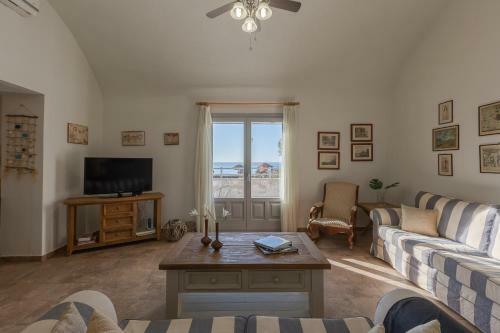 Traditional Seaview Villa In Santorini
