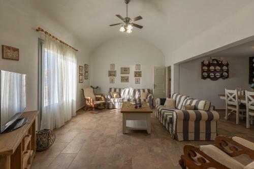 Traditional Seaview Villa In Santorini