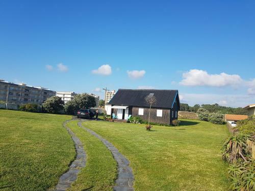 Casa De Madeira Na Praia