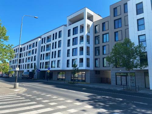 Apartamento Modern Apt Near Old Town - King Bed - Free Parking