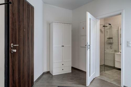 Apartamento Modern Apt Near Old Town - King Bed - Free Parking