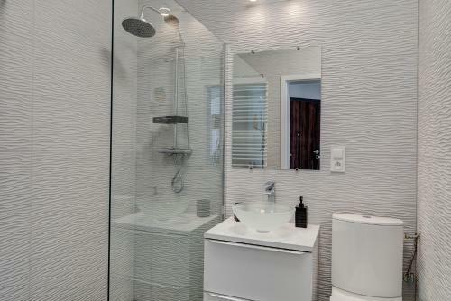 Apartamento Modern Apt Near Old Town - King Bed - Free Parking