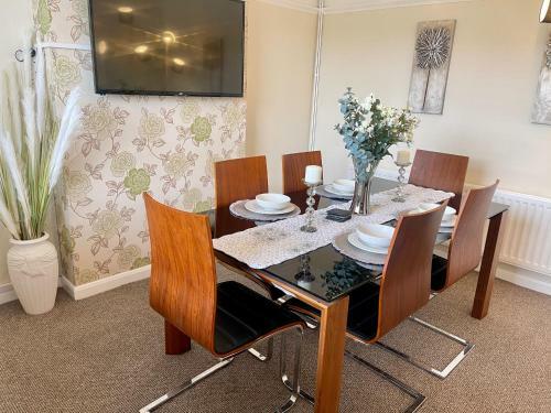 Delightful 2 Bed Detached Home With Secure Parking