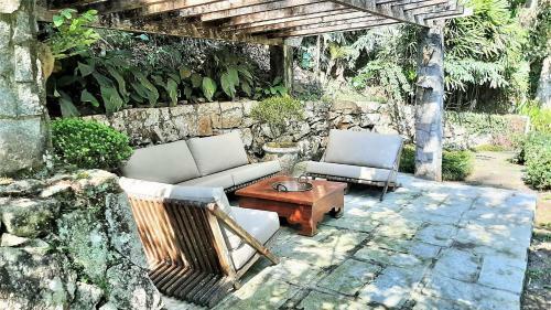 Linda Casa Colonial Em Meio A Natureza
