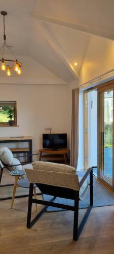 The Brookhouse. Cheerful Tiny House With Seaview.