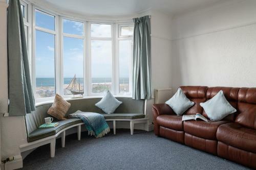 Beachcliffe House - Sea Front Property - Sleeps 10 - Pet Friendly