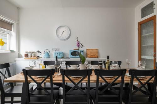 Beachcliffe House - Sea Front Property - Sleeps 10 - Pet Friendly