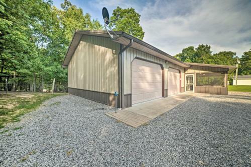 Captivating Kuttawa Retreat With Outdoor Dining