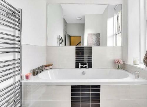 Villa No 8, Lawrence Hill