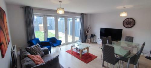 Ferndale Serviced 4 Bedroom 2 Bath House With Parking
