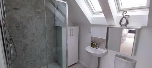 Ferndale Serviced 4 Bedroom 2 Bath House With Parking