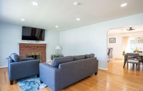 Very Spacious 5 Bed, 3 Ba Home For Family/friends!