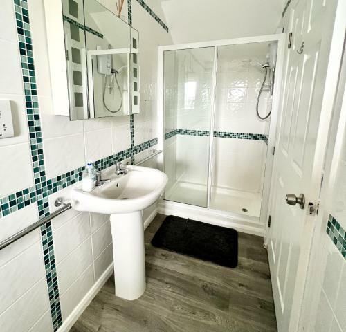 Modern Spacious 4-bed House In Porth Newquay