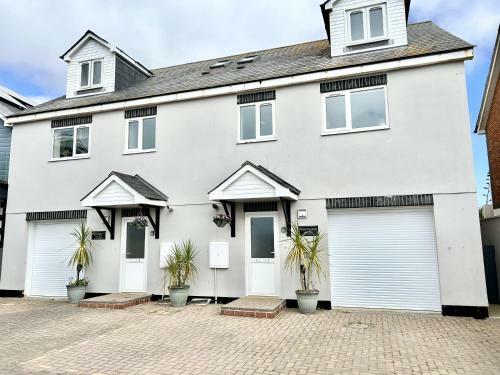Modern Spacious 4-bed House In Porth Newquay