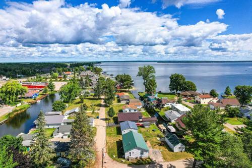 Charming Houghton Lake Cottage Walk To Lake!