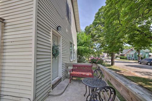 Cozy Manistee Getaway Near Dtwn And Beach!