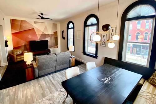 New, King Bed, Beautifully Updated Apartment
