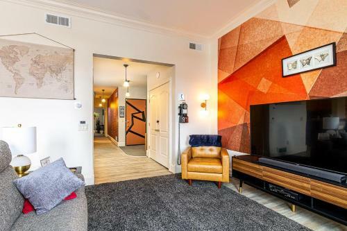 New, King Bed, Beautifully Updated Apartment