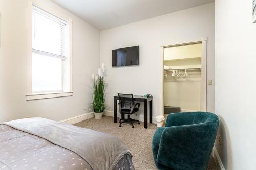 New, King Bed, Beautifully Updated Apartment