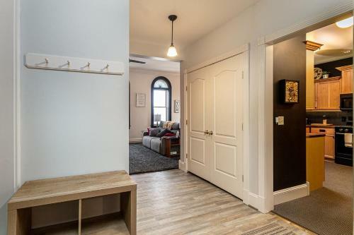 New, King Bed, Beautifully Updated Apartment