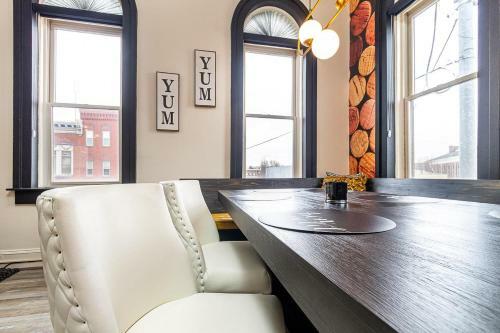 New, King Bed, Beautifully Updated Apartment