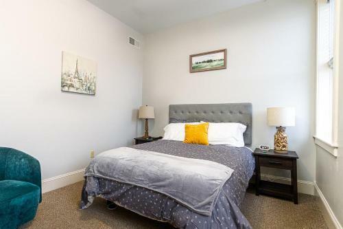 New, King Bed, Beautifully Updated Apartment